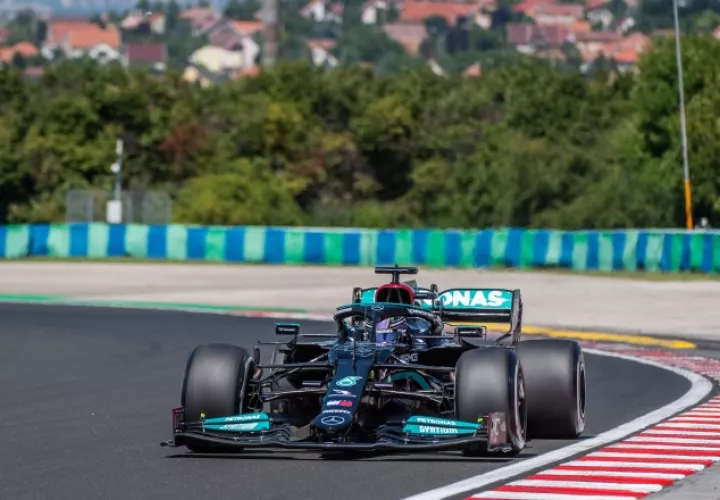 Lewis Hamilton de la Mercedes en sus pruebas en el Gran Premio de Hungría. Foto:EFE