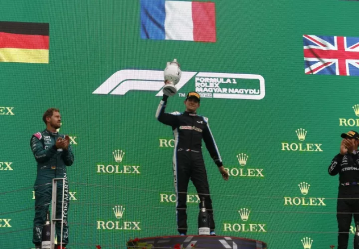 Sebastian Vettel (izq.), Esteban Ocon (cent.) y Lewis Hamilton. Foto:EFE