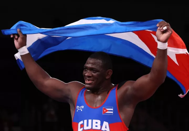 El cubano Mijaín López, festeja su oro olímpico. Foto:Twitter