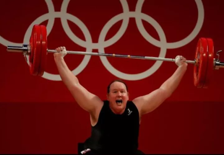La atleta, transgénero, Laurel Hubbard es la neozelandesa que vio acción en los Juegos Olímpicos de Tokio.  Foto:EFE