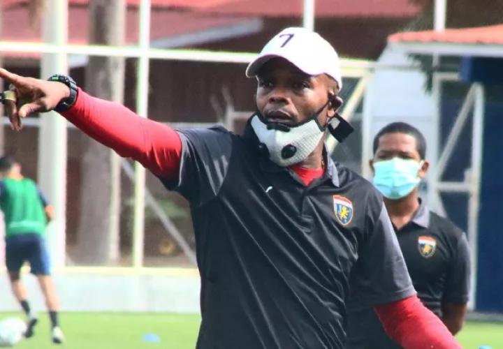 Jorge Luis Dely Valdés, técnico del Tauro. Foto: LPF