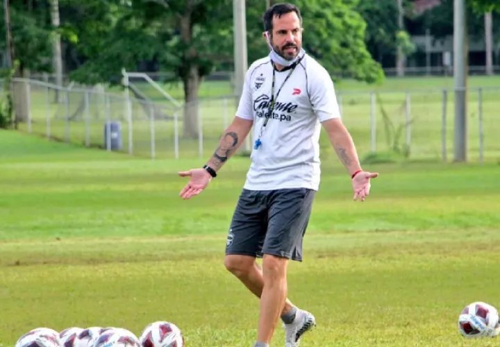 Tauro con el técnico Kike García. Foto: LPF 
