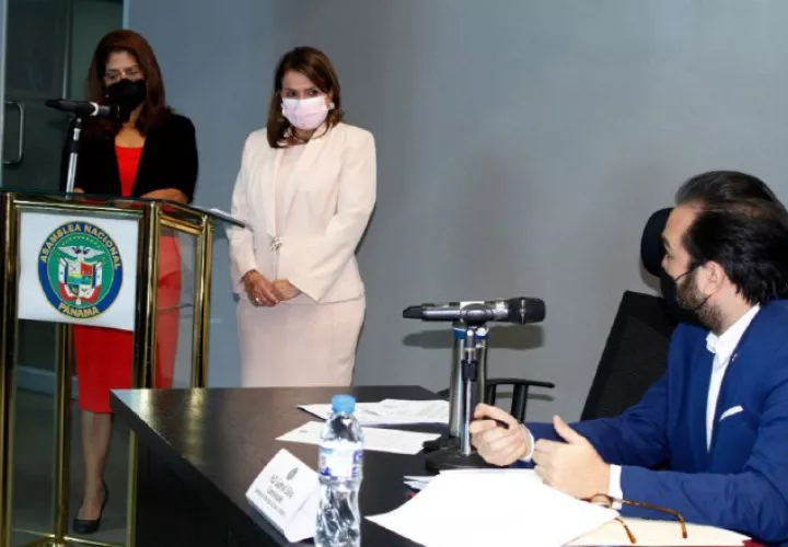 La ministra de Educación, Maruja Gorday (centro), durante la discusión del proyecto en la Comisión de Educación de la Asamblea.  Cortesía