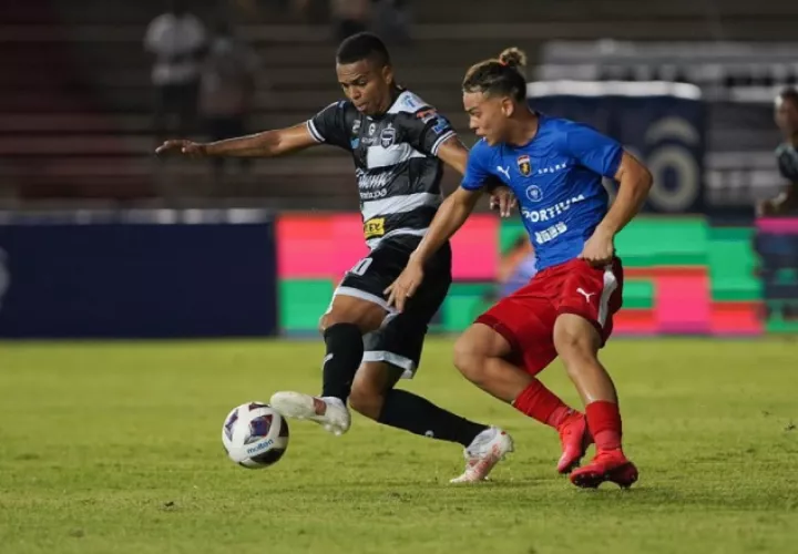 Nelson 'Russo' Barahona del Tauro (izq.) intenta controlar el balón ante la marca de un jugador de Plaza Amador. Foto:@LPF