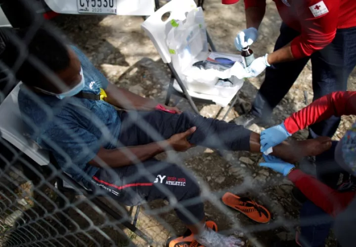 Los migrantes también reciben atención médica en los albergues. EFE