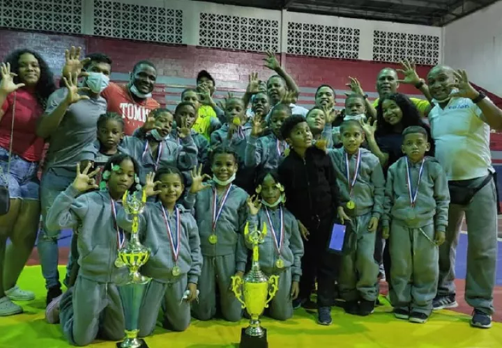 Los atletas infantiles de lcuha de a provincia de Colón. Foto: Diómedes Sánchez