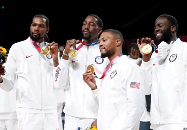Jugadores de Estados Unidos celebran el oro. Foto:EFE