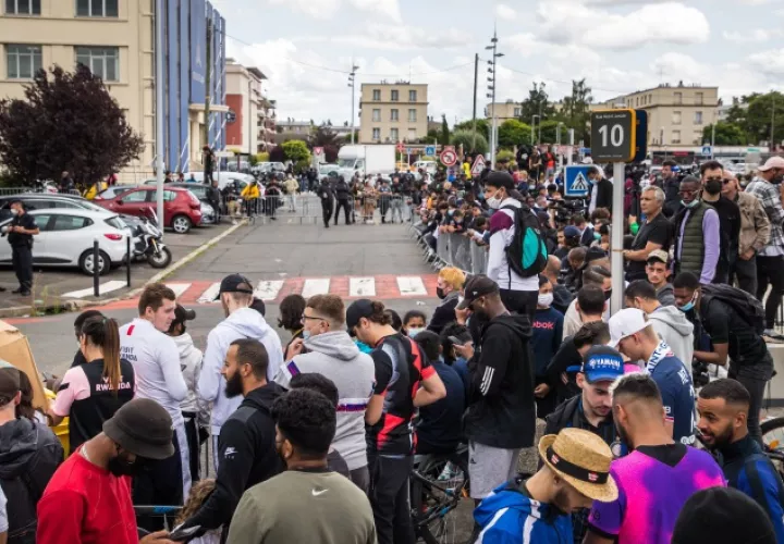 Aficionados del París Saint- Germain  en  las afueras del aeropuerto de Le Bourget, en París esperando la llegada de Messi. Foto:EFE