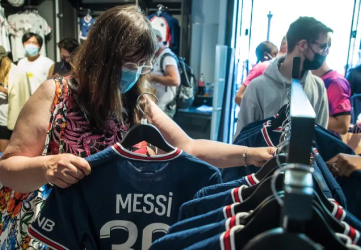 Aficionados compran la nueva camiseta de Messi en París. Foto: EFE