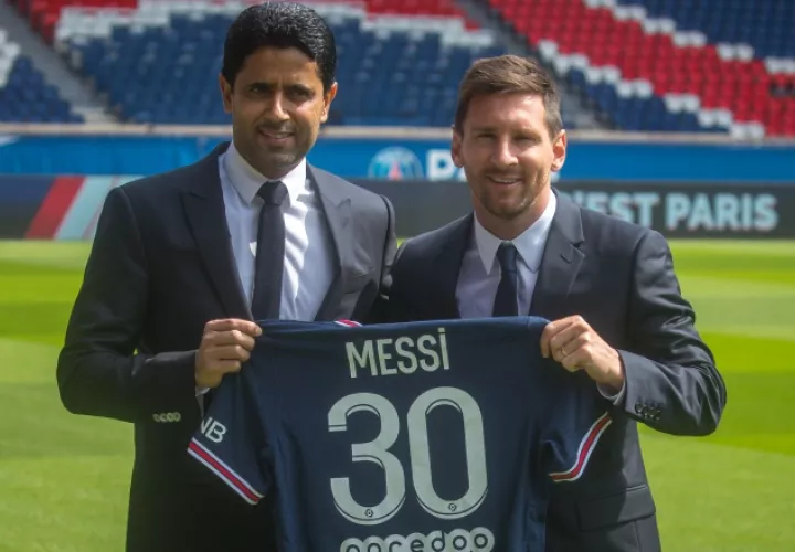 Nasser Al-Khelaifi (izq.) y Lionel Messi. Foto:EFE 