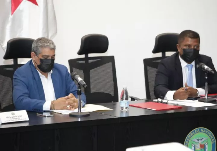 El ministro de Salud, Luis Francisco Sucre (izquierda) estuvo presente en la reunión que presidió el diputado Daniel Ramos (derecha). Cortesía