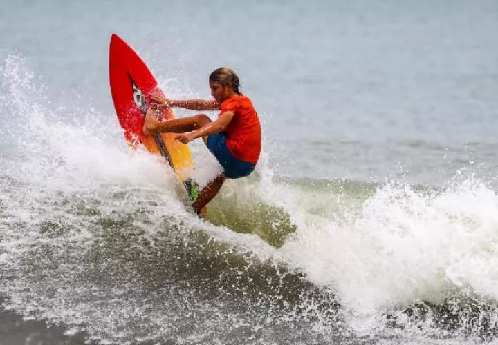 Los surfistas son exigidos por las olas. Foto: Cortesía 