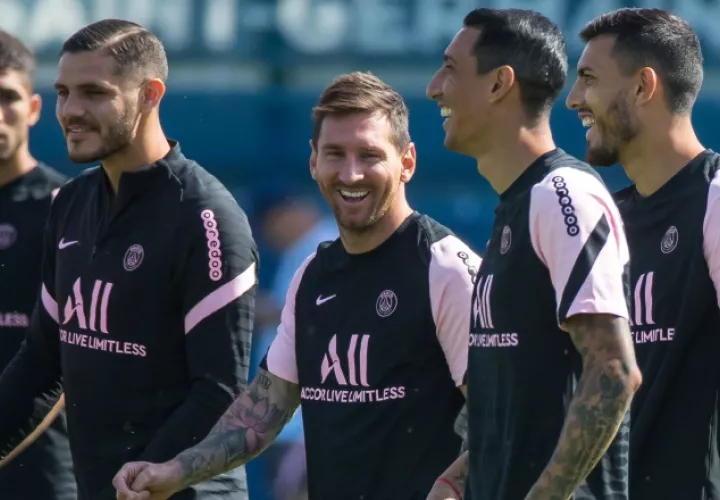 Messi (dent.) durante los entrenamientos. Foto:EFE