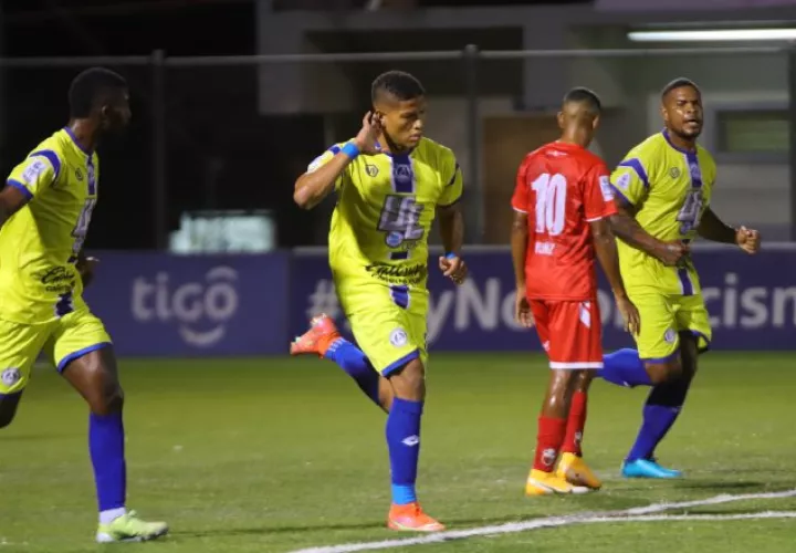 Iván Anderson (izq.) festeja su gol ante San Francisco, a la derecha lo observa  Román Torres. Foto: @UDUniversitario