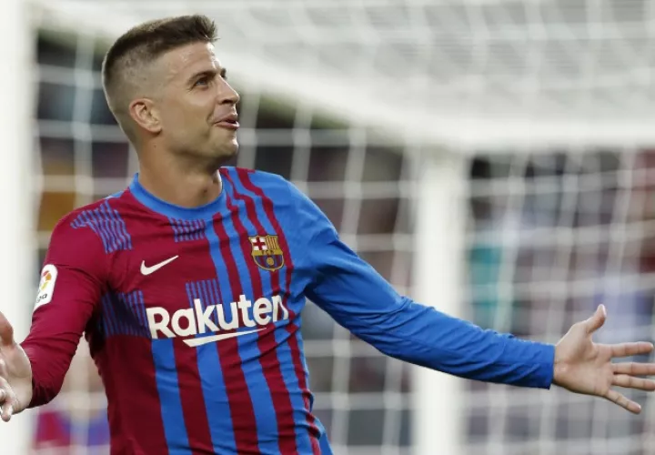 El defensa del Barcelona, Gerard Piqué, celebra su gol ante Real Sociedad.  Foto:EFE