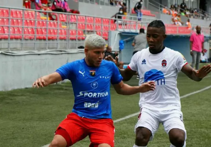 Cristian Martínez del Plaza Amador (izq.) intenta controlar el balón ayer ante la marca de Kevin Galván del Sporting. Foto:@sportingsmfc