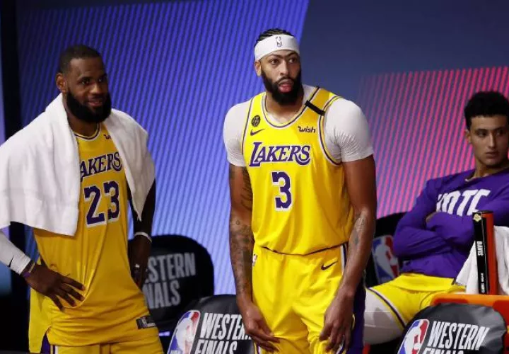 LeBron James de los Lakers (izq.). Foto:EFE
