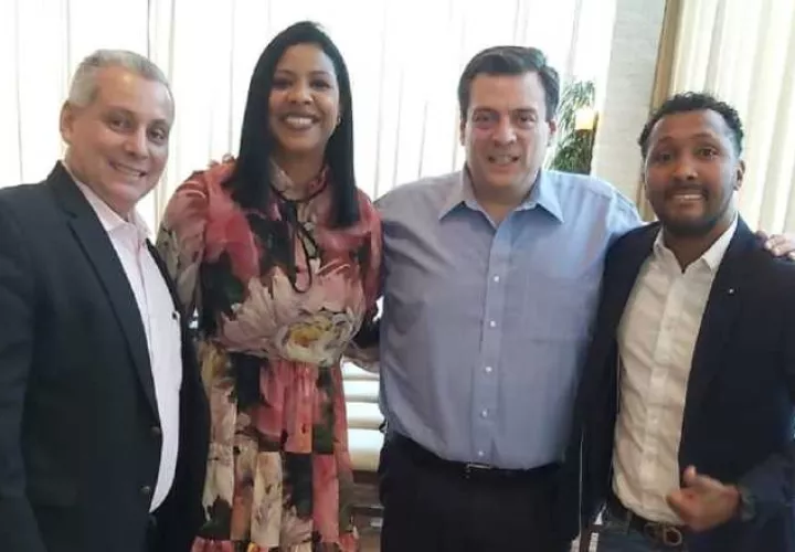 Rouss Laguna con la familia del boxeo.  Foto: Cortesía.