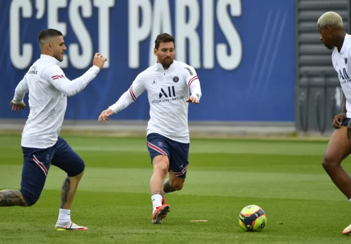 Messi (centro) en los entrenamientos del PSG Foto: @PSG_English