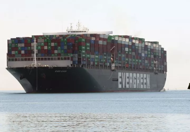El portacontenedores navega con bandera panameña. EFE