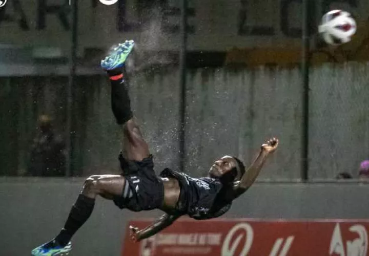 Alexis Palacios del CAI,  anotó un golazo de chilena. Foto: @LPF