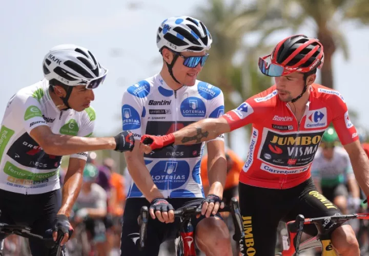 Primoz Roglic (rojo), saluda a Egan Bernal. Foto:EFE