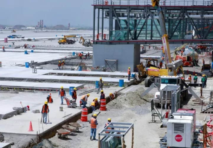 El nuevo aeropuerto es la gran huella de infraestructura que López Obrador quiere dejar junto con el Tren Maya del sureste del país. EFE