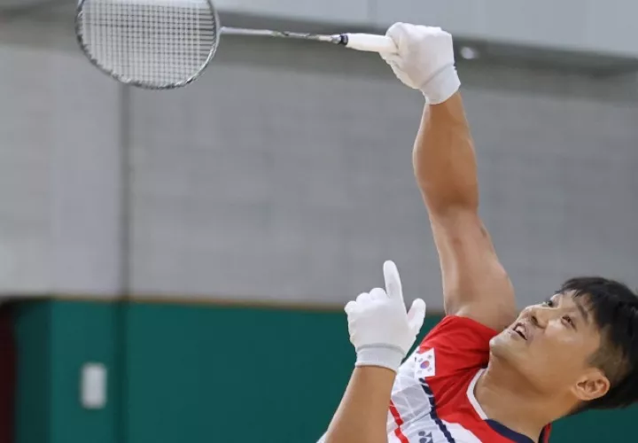 Kim Jung-jun de bádminton de Corea del Sur, entrena. Foto:EFE