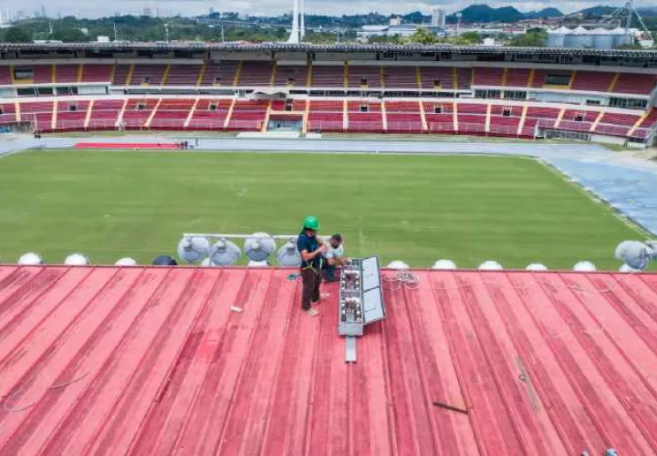 Cambio de luminarias realizan en el Rommel Fernández. Cortesía/Pandeportes