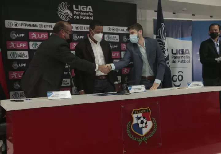 El director de Pandeportes Héctor Brands, fue testigo del acuerdo. Víctor Arosemena 