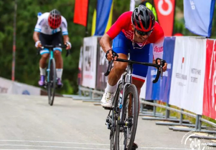 Franklin Archibold sigue de líder en la clasificación general,  también comanda el ranking en las montañas en el Tour de Panamá. Foto:@Fepaci