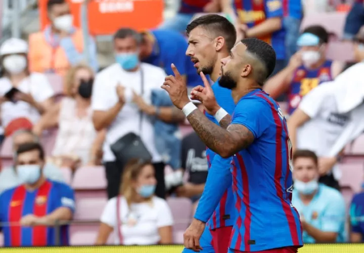 El delantero holandés del Barcelona Memphis Depay celebra su gol. Foto:EFE