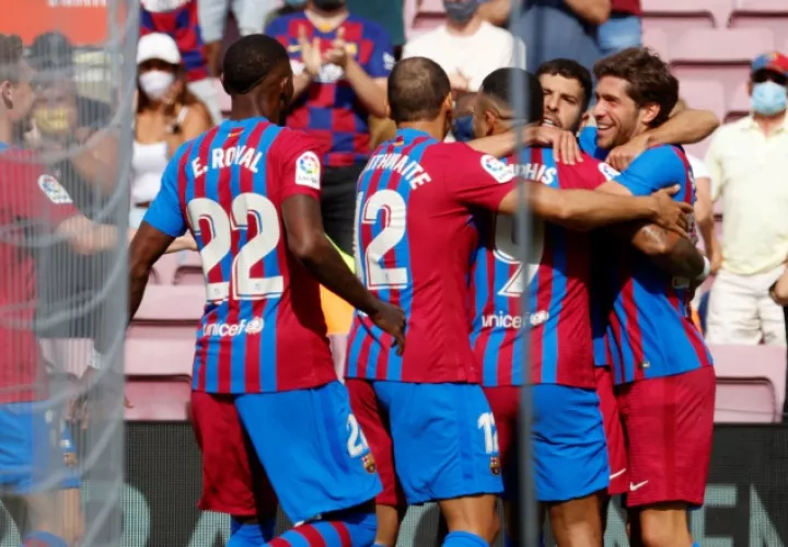 Barcelona festeja el tanto de Sergi Roberto. Foto:EFE