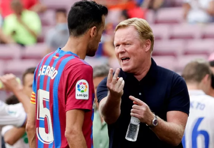 Sergio Busquets y Koeman. Foto:EFE