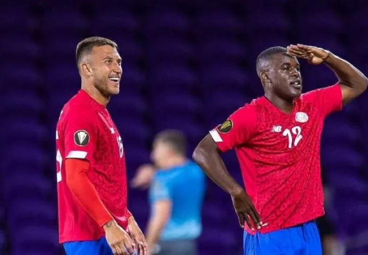 Joel Campbell (der.) delantero de Costa Rica. Twitter