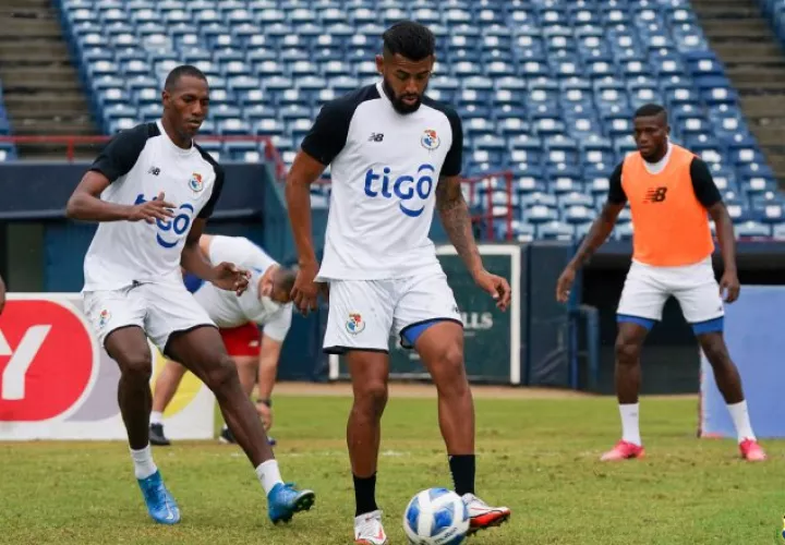 Aníbal Godoy conduce el balón ante el acecho de Abdiel Ayarza (izq.) durante los entrenamientos en el estadio Rod Carew. Foto:@Fepafut