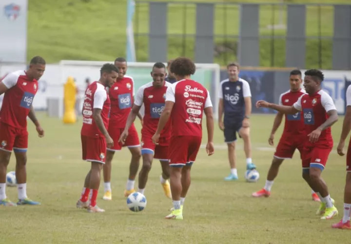 La selección de Panamá entrena en el estadio Rod Carew con miras a su partido contra Costa Rica. Foto:EFE
