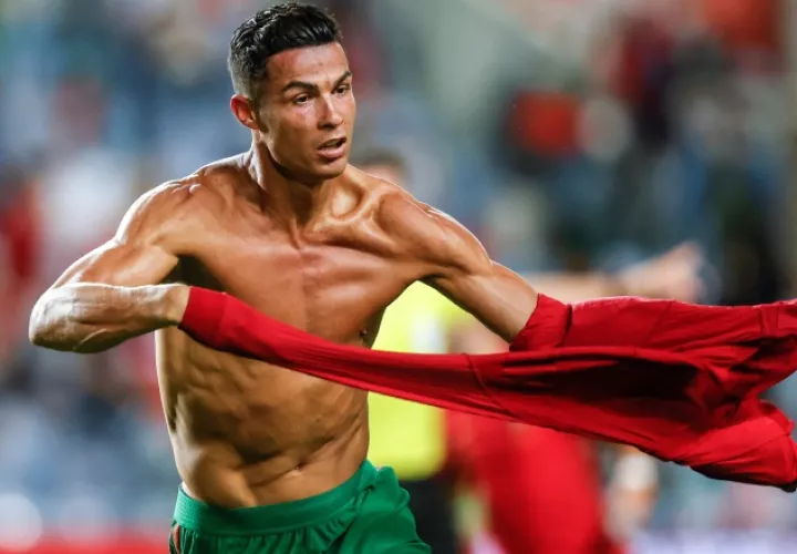 Cristiano Ronaldo festeja su gol ante Irlanda. Foto:EFE