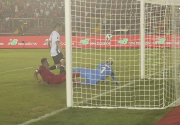 Rolando "Toro" Blackburn no pudo conectar el balón ante el marco costarricense que protege Keylor Navas. Foto: Vítor Arosemena