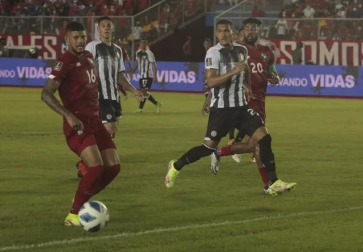 Andrés Andrade de Panamá con el balón. Foto: Víctor Arosemena 