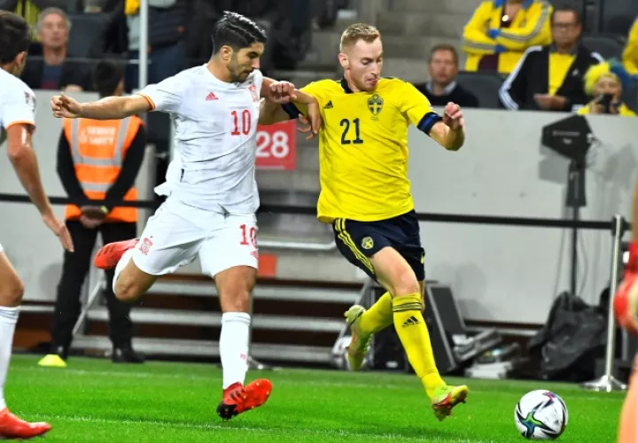 Carlos Soler  de España (10), disputa el balón contra Dejan Kulusevski de Suecia (21). Foto:EFE 