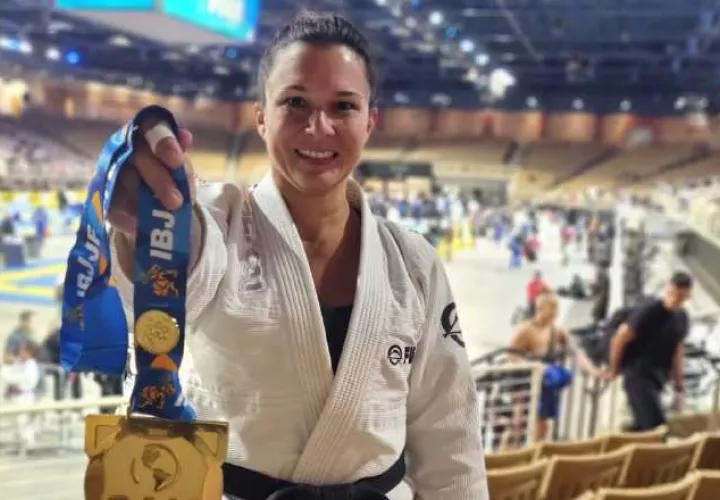 Jennisín Rosanía muestra la presea dorada conquistada al vencer a la colombiana Claudia Cardona. Foto: Cortesía
