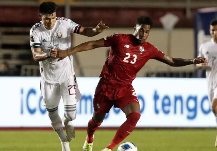 Michael Amir Murillo conduce el balón ante la marca de Jesús Gallardo de México. Foto:EFE