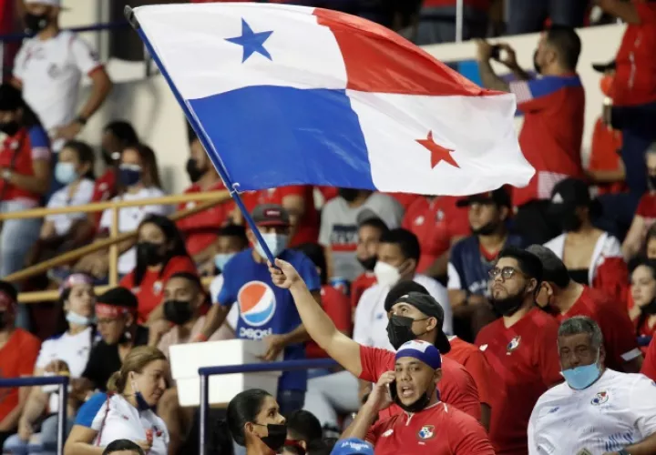 La afición se hizo presente en el Rommel. Foto:EFE