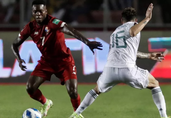 'Puma' Rodríguez  conduce el balón ante José Ramírez de México. Foto:EFE