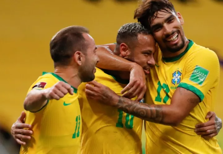 Neymar de Brasil (centro) festeja su gol ante Perú. Foto:EFE