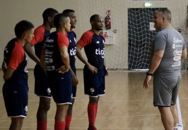El técnico de Panamá José Botana conversa con los jugadores, durante los entrenamientos en Lituania. FotO. @Fepafut
