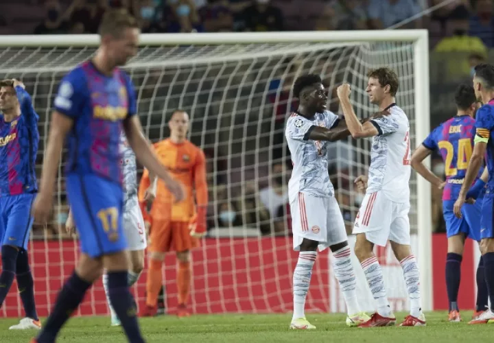 Thomas Müeller levanta su mano, para celebra su gol ante Barcelona en la Champions. Foto:EFE