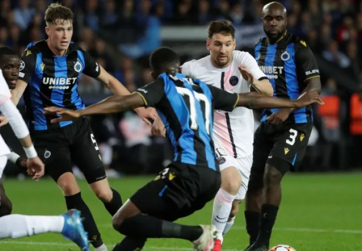 Lionel Messi del PSG conduce el balón e intenta evadir la marca Clinton Mata del Brujas de Bélgica (77). Foto:EFE