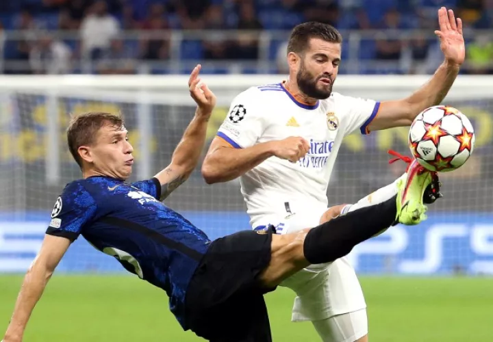 Nicolo Barella despeja el balón ante Nacho del Real Madrid. Foto:EFE